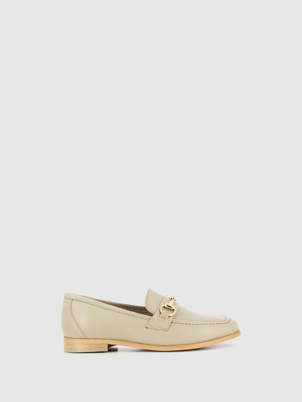 Loafers com Apliques Metálicos em Taupe